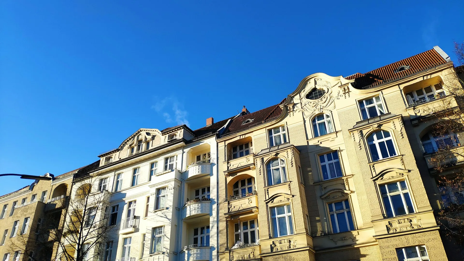 Wohnquartier am Morgen — der Vorgang ist dokumentiert, bevor Ihr Team startet
